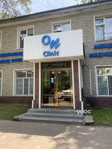 Вход в клинику