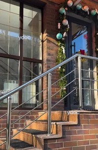 Вход в клинику