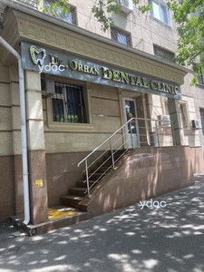 Вход в клинику