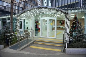 Вход в клинику