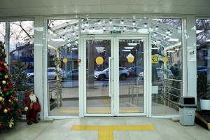 Вход в клинику