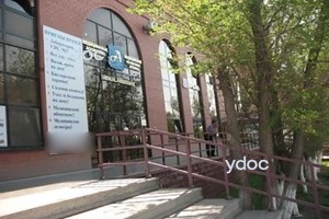 Вход в клинику